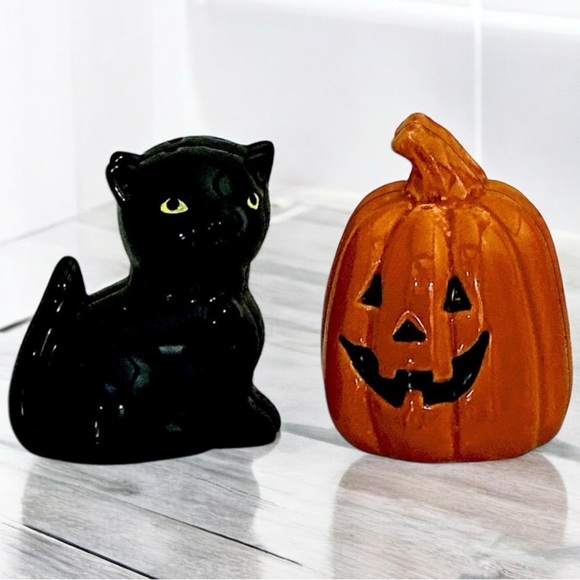Salt Pepper Shakers Cat Harvest Pumpkin Halloween Ceramic Whimsical 2 Piece Set - Picture 16 of 16